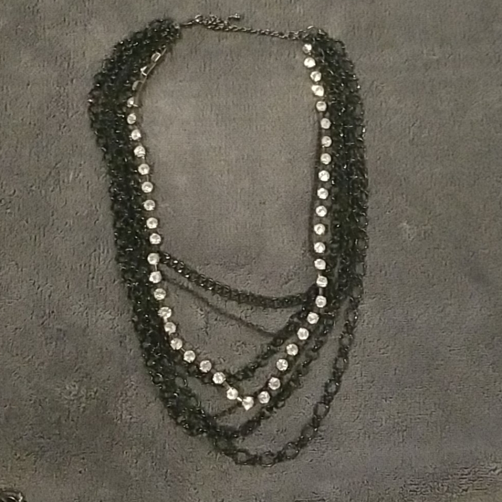 Short multi-chain necklace